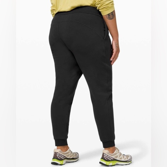 lululemon athletica Pants - Lululemon Scuba Jogger
Black size 6